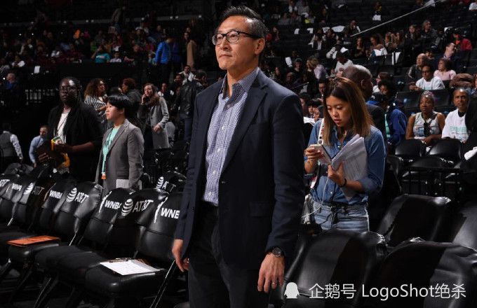 杨若晴摇了摇头，把手里的篮子递给他：帮我拿一下。